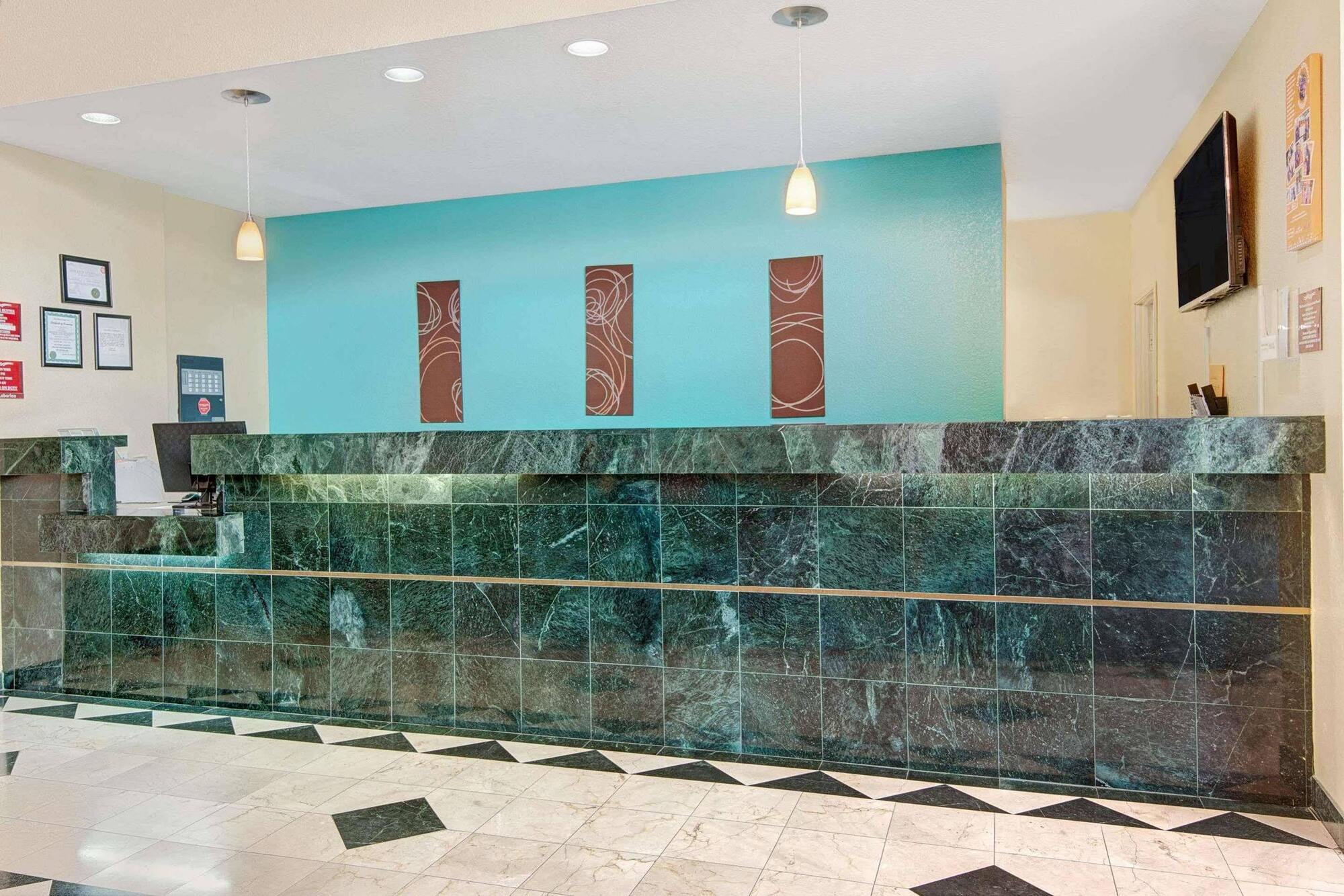 Howard Johnson By Wyndham San Antonio Hotel & Suites Exterior photo